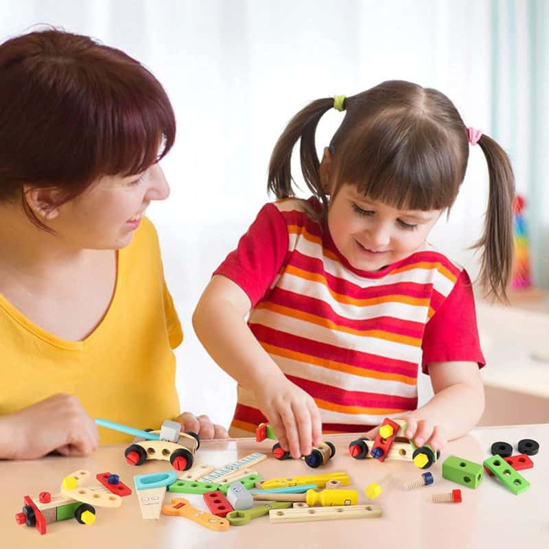 Houten speelgoed- Gereedschapskoffer voor kinderen in actie