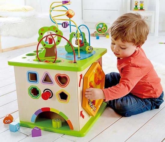 Houten speelgoed- Hape Speelkubus met kind