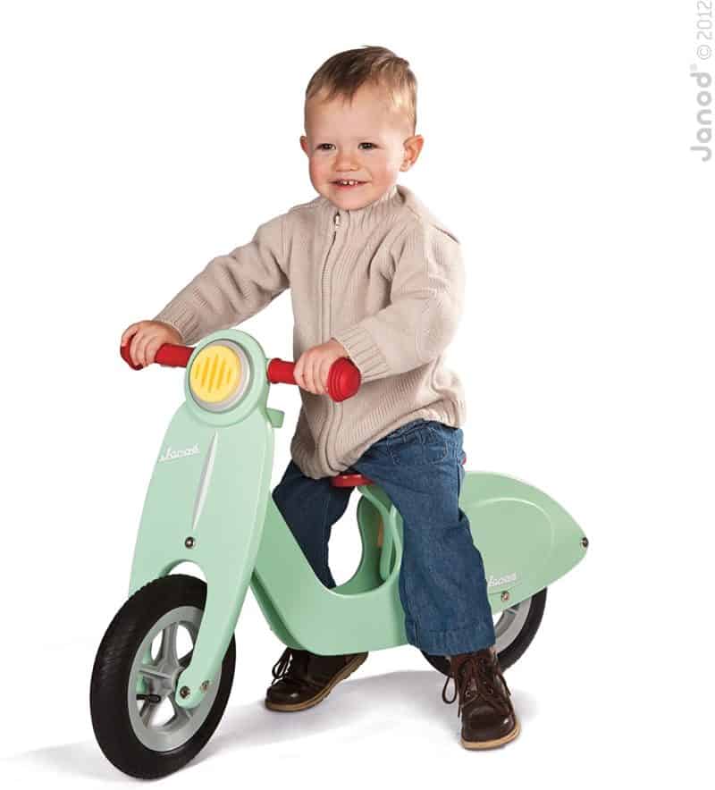 Développement moteur - Vélo d'équilibre en bois Janod - Scooter Menthe avec enfant