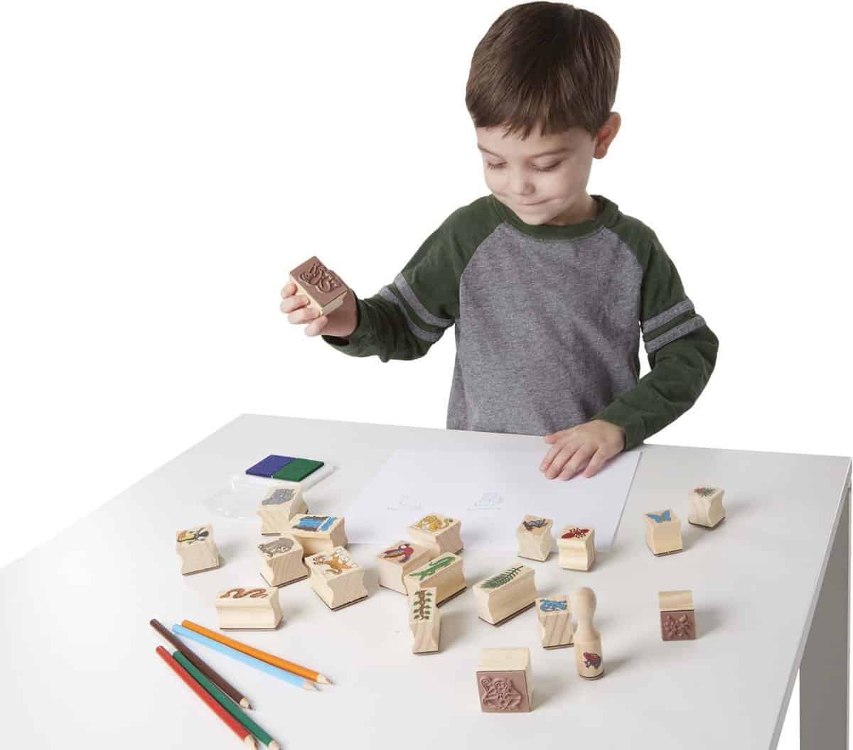 Stempeln mit einem 4-jährigen: Melissa & Doug Regenwald-Stempelset aus Holz