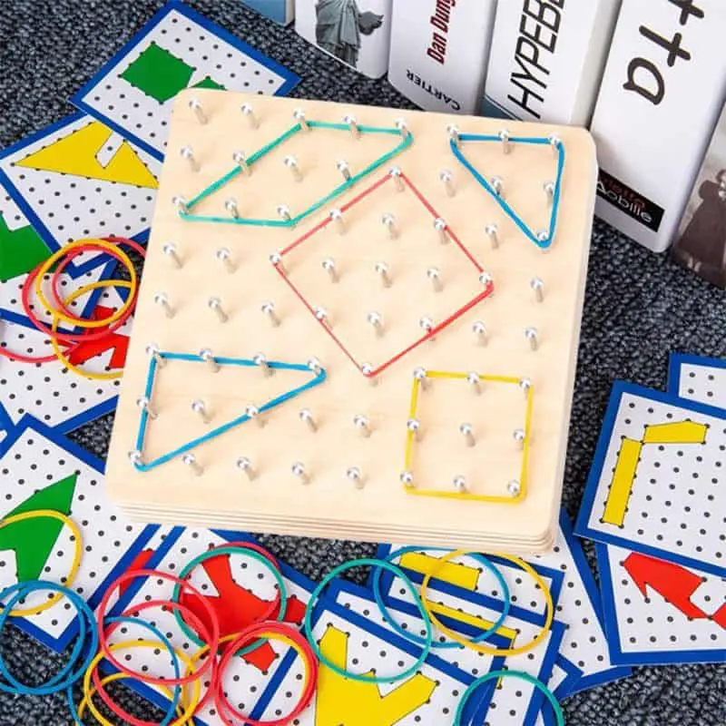 Meilleurs jouets Montessori pour les 6-12 ans geo board