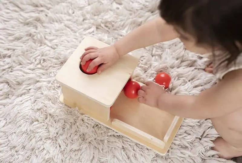 Beste Montessori speelgoed voor baby tot 2-3 jaar ball drop object permanentie