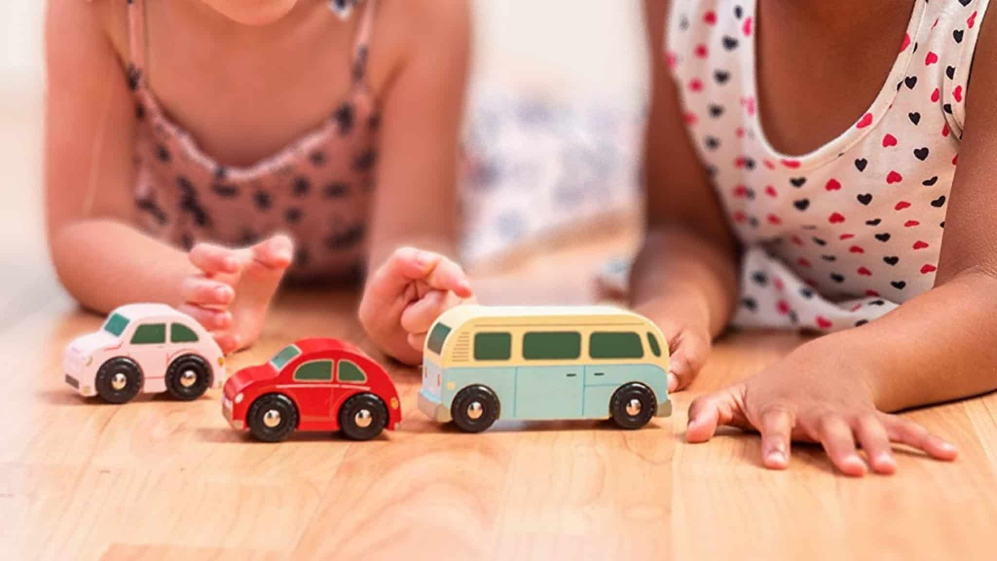 12 beste houten speelgoed auto’s van grappig tot SUPER stevig