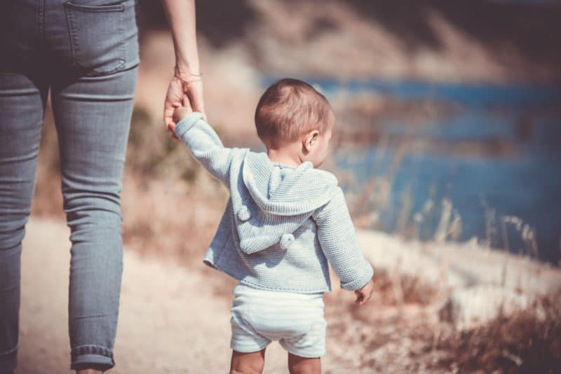 Caminar como una forma conveniente de transportar a su hijo