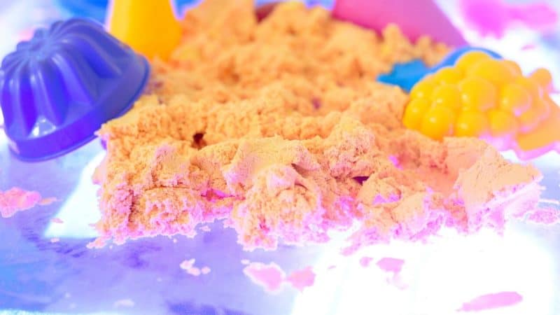 Kinetisch zand kleuren door elkaar gemengd