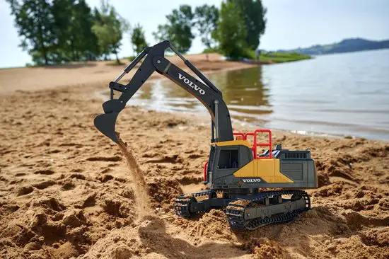 Best RC Excavator- Dickie Toys RC Volvo on the Beach
