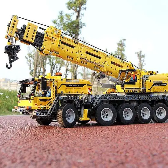 Meilleure grue RC - Mold King 13107 dans la rue