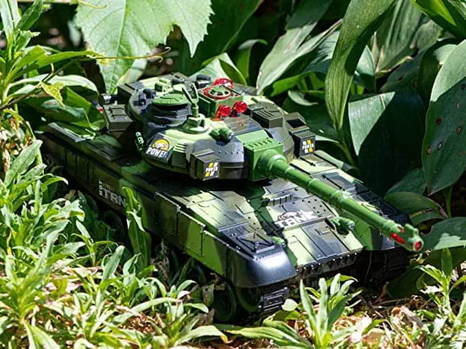 Beste RC tank- Haktoys Remote Control Fighting Set in de tuin