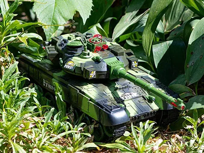 Bester RC-Panzer – Haktoys ferngesteuertes Kampfset im Garten