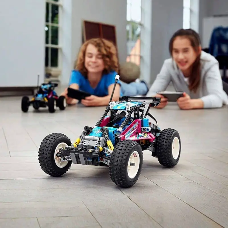 Meilleur véhicule RC dans l'ensemble et meilleure voiture - Buggy tout-terrain LEGO Technic joué avec