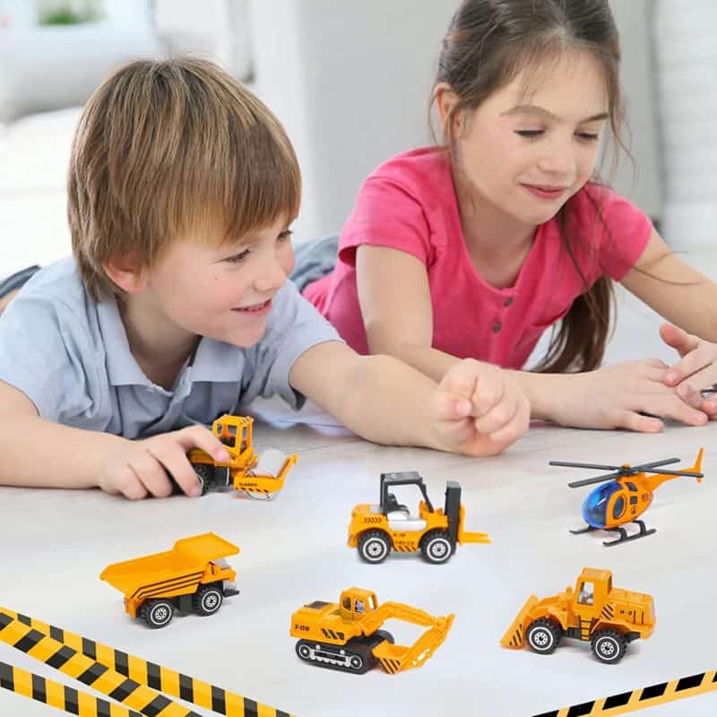El mejor juego de vehículos de construcción para niños pequeños: Sanlebi Diecast Toy Set con niños