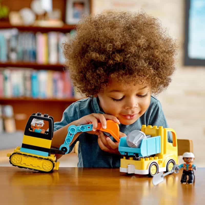 I migliori giocattoli da costruzione per bambini piccoli: Lego DuploTruck ed escavatore con ragazzo