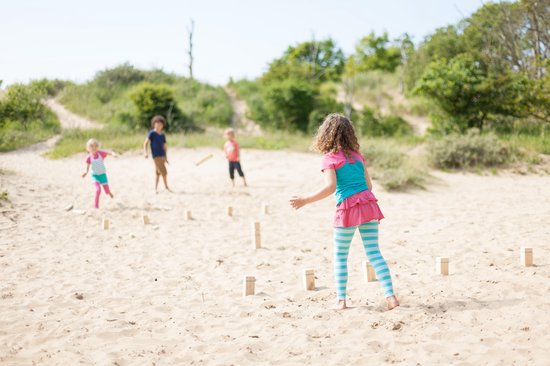 Beste familie strandspeelgoed- BS Toys Kubb aan het strand spelen