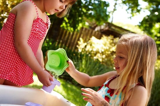 Los mejores juguetes de playa a partir de 1 año: Green Toys Vasos apilables en uso
