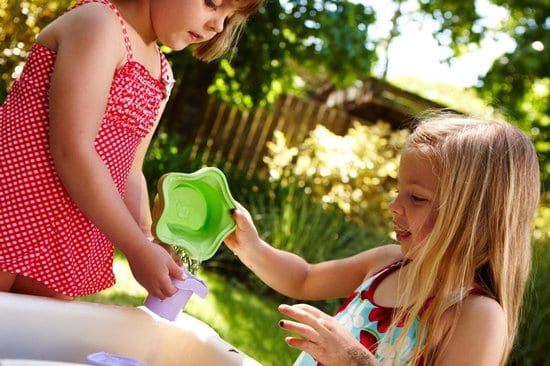 Beste speelgoed voor aan het strand vanaf 1 jaar- Green Toys Stacking cups in gebruik