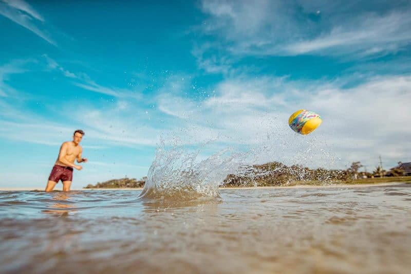 Beste strandspeelgoed vanaf 1 jaar- Waboba Splashbal in gebruik