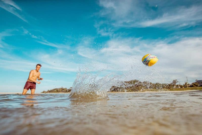 I migliori giocattoli da spiaggia da 1 anno: Waboba Splashball in uso