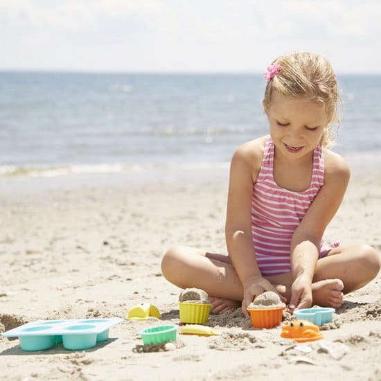 Beste strandspeelgoed vanaf 3 jaar- Melissa & Doug Seaside Sand Cupcake Set in gebruik