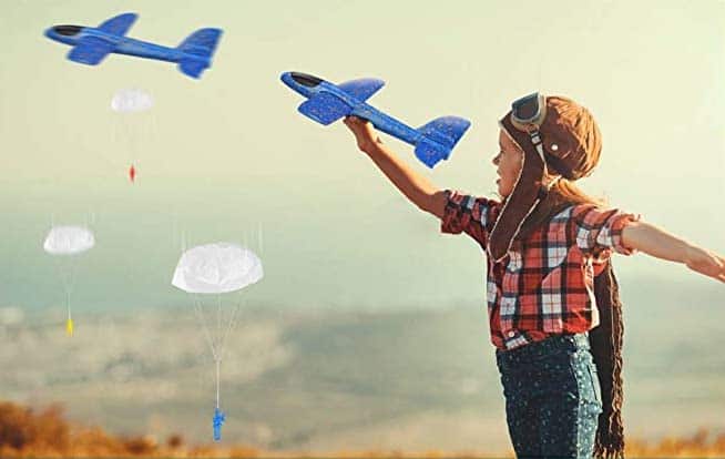 Los mejores juguetes de playa a partir de 5 años: NUOBESTY Flying Glider Planes en uso