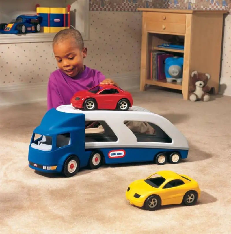 El mejor juego de vehículos para niños pequeños: Little Tikes Big Car Transporter con Little Boy