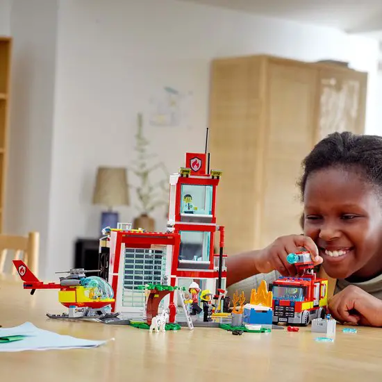 Beste brandweerwagen met reddingshelicopter- Lego City Brandweertruck met station met kindje
