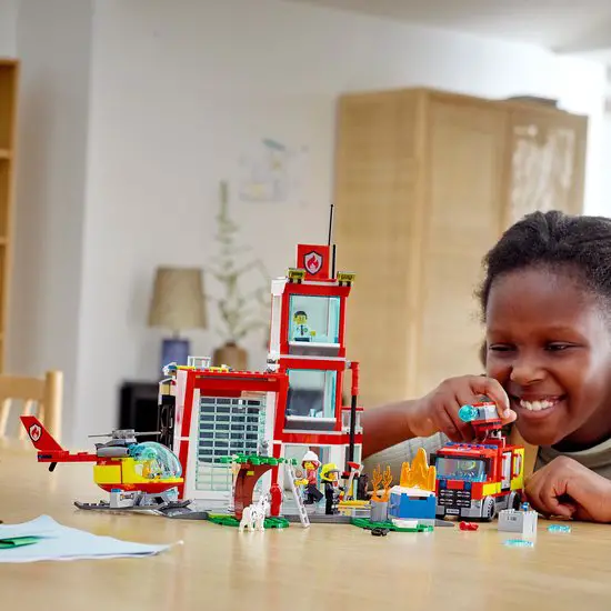 Il miglior camion dei pompieri con elicottero di salvataggio: camion dei pompieri Lego City con stazione con bambino