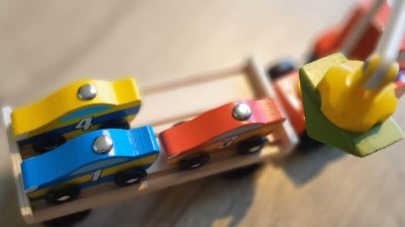 Melissa & Doug truck mounted crane with magnetic block