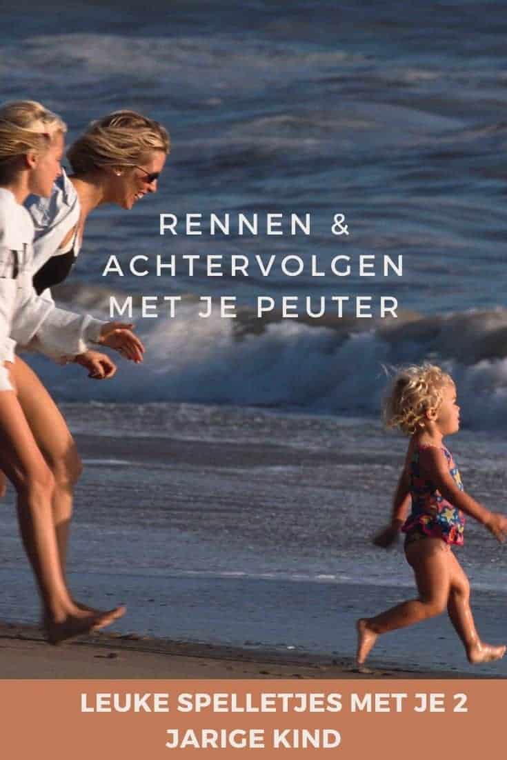 Rennen-en-achtervolgen-met-peuter aan het strand