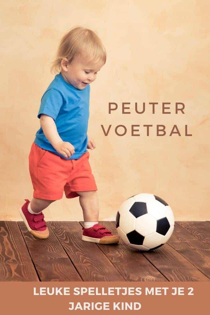 Voetbal met de peuter spelen