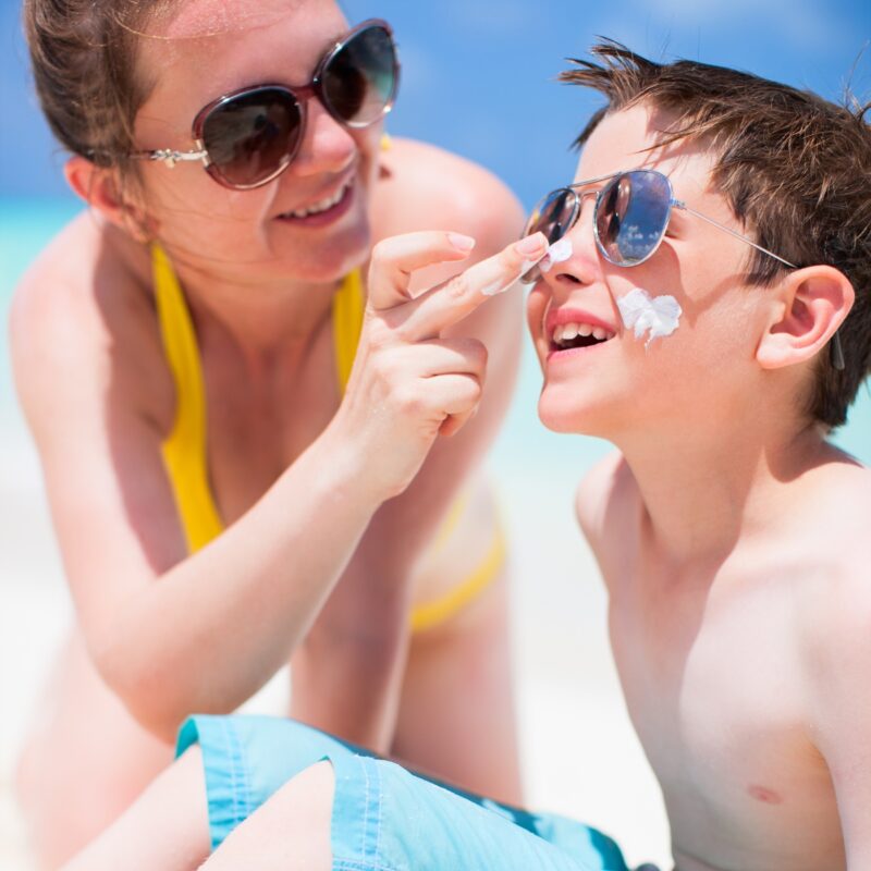 What should you pay attention to for a day at the beach with children