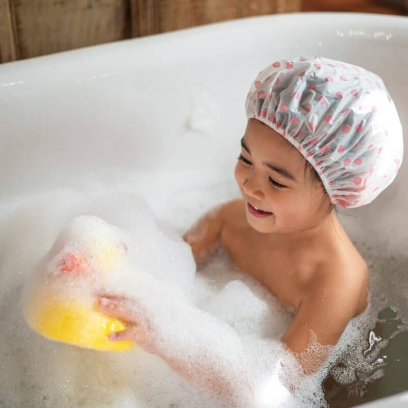 ¿Por qué bañarse es tan divertido para los niños?