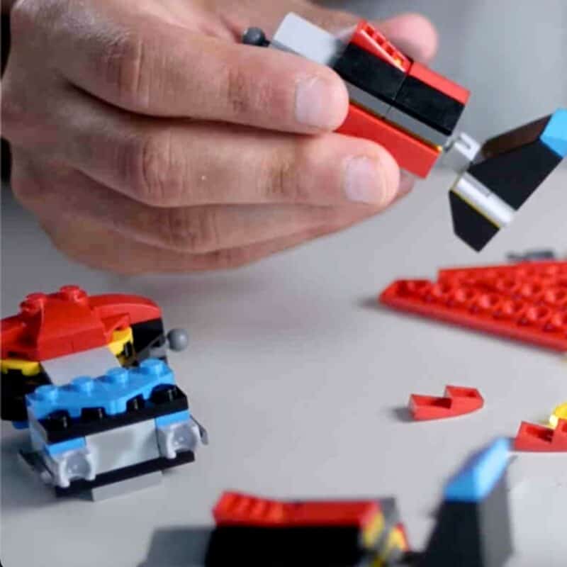 LEGO Creator Super robot 31124 soportes de rodamiento complicados en mi mano