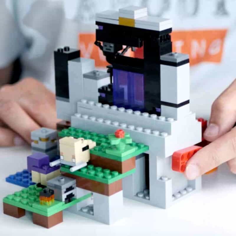 LEGO Minecraft het verwoeste portaal klik ik naar beneden met de hendel
