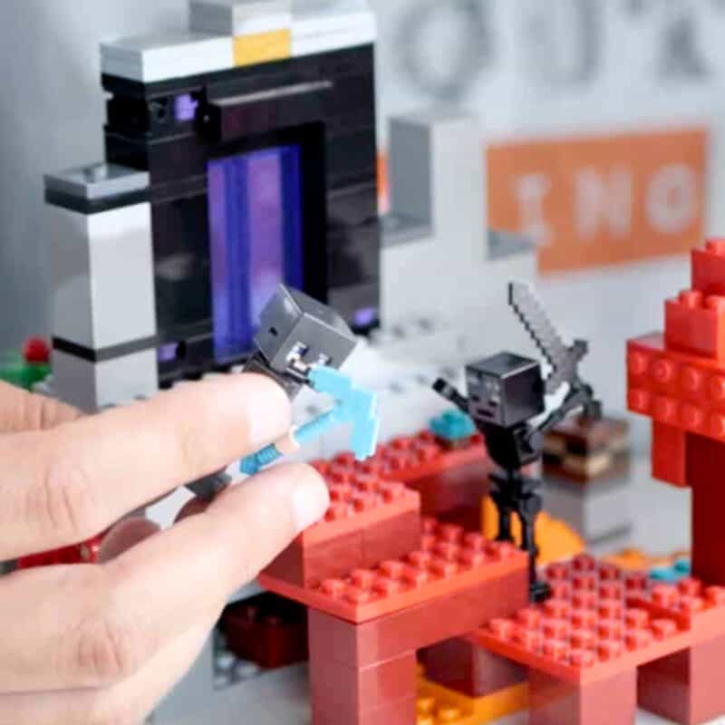 LEGO Minecraft het verwoeste portaal speel ik met poppetje tegen het skelet