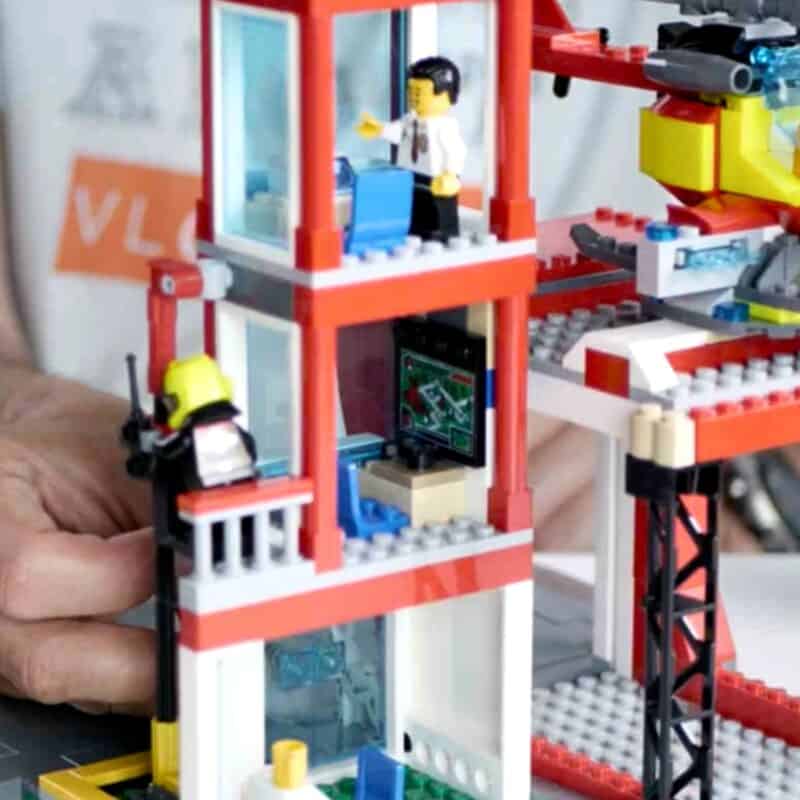 Poteau coulissant LEGO caserne de pompiers