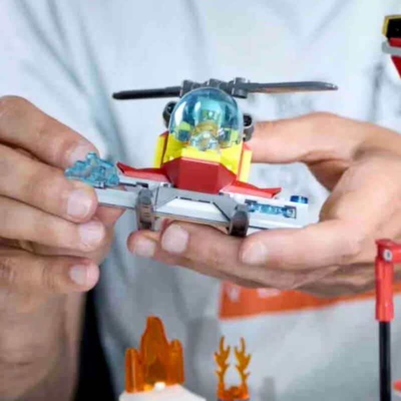 LEGO brandweerkazerne ik schiet het water uit de helikopter