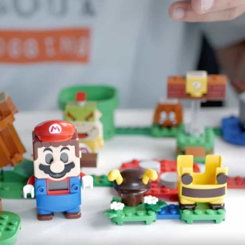 Lego Mario Bij power-up op de grond
