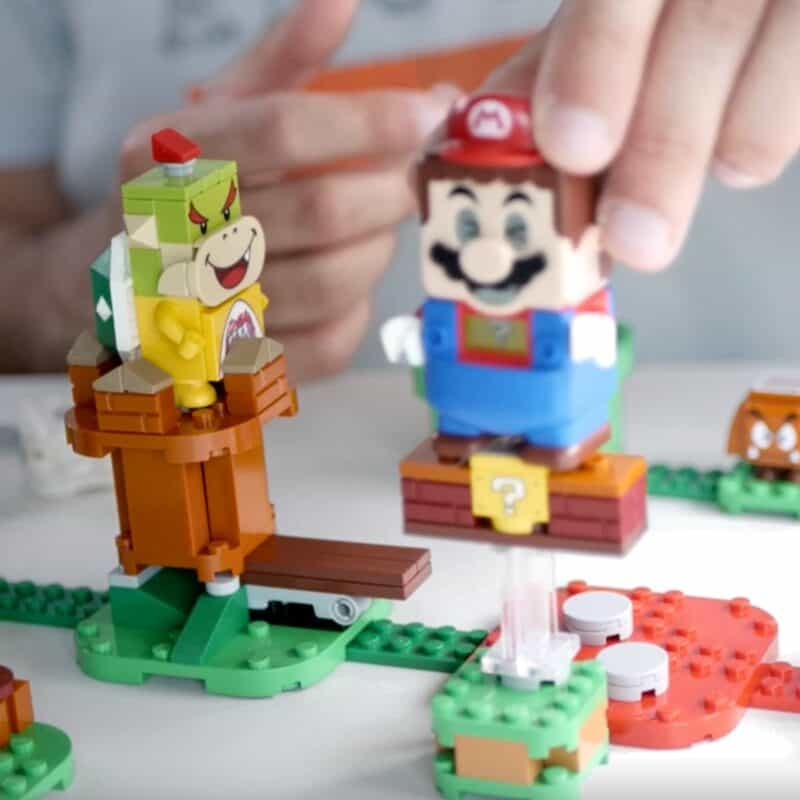 Ik spring met Lego Mario op het vraagteken blokje