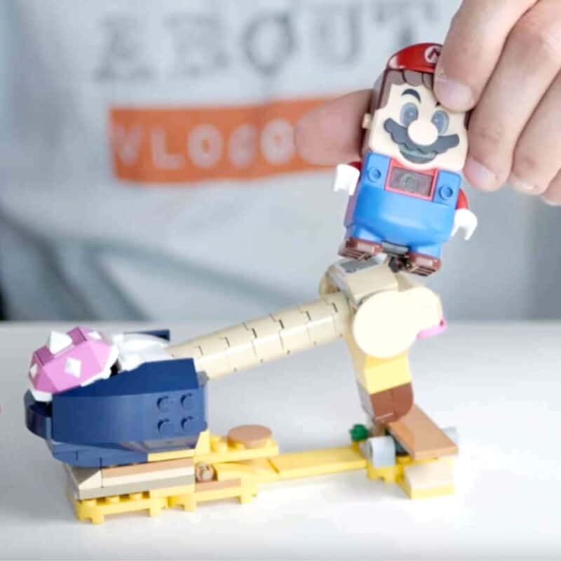 Lego Mario salta encima de Conkdor