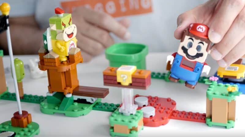 Lego Mario startset met Mario in mijn hand voor de beoordeling