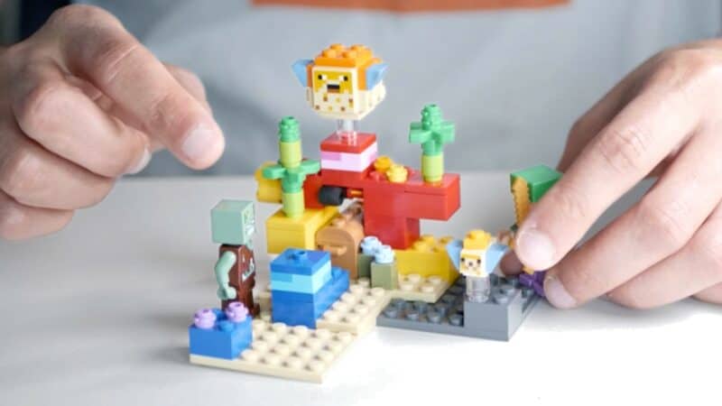 Lego Minecraft Coral Reef en mi mesa y señalo a los ahogados