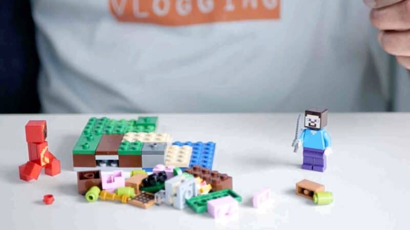 Lego Minecraft de creeper hinderlaag met losse stukjes op tafel