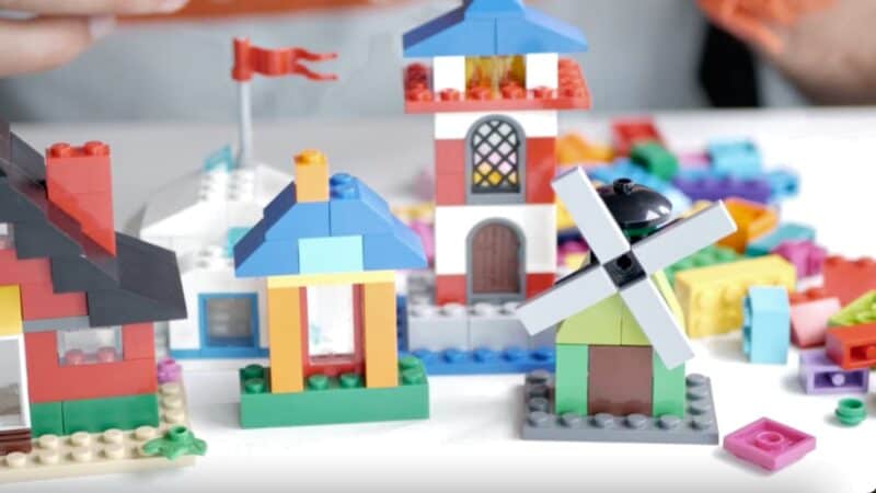 Casas de piedra de Lego hechas y todavía quedan bloques de construcción