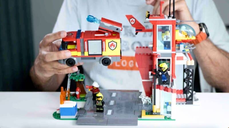 Lego city brandweerkazerne met de brandweerwagen in mijn hand