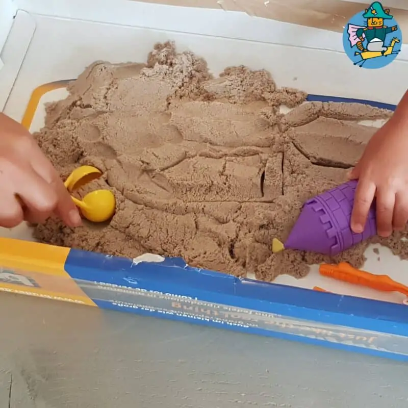 Spin Master Kinetic Sand en casa en bin