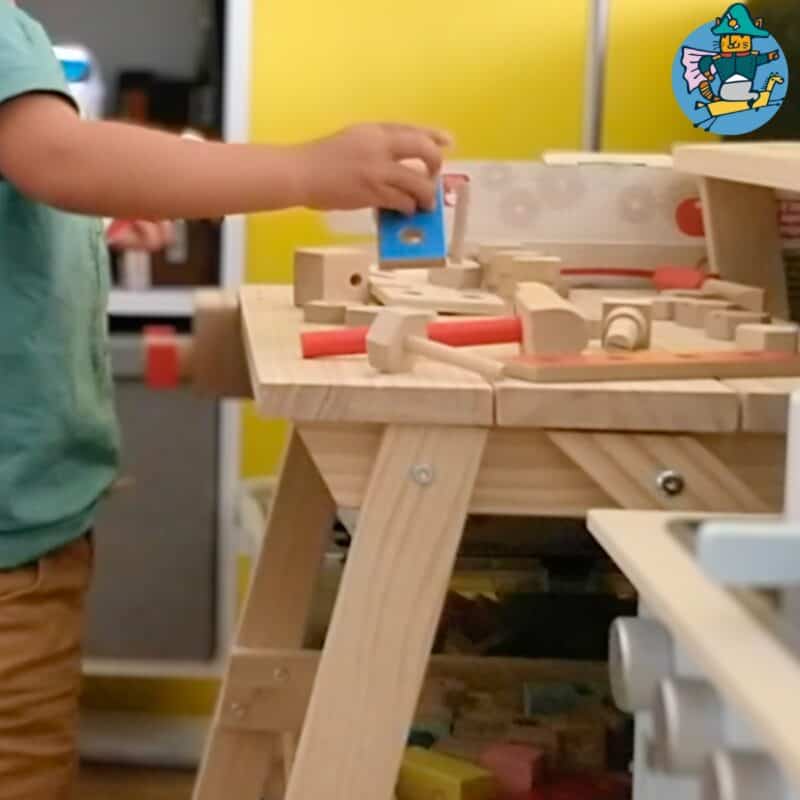 Mio figlio gioca con gli strumenti del banco da lavoro Melissa & Doug