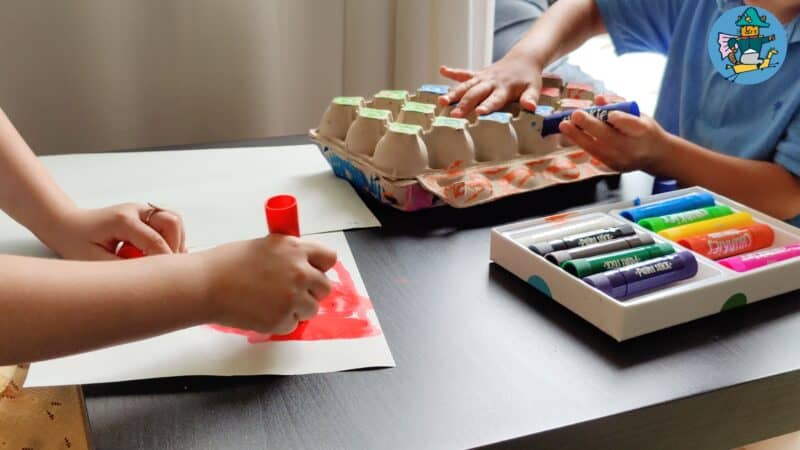 2 kinderen spelen me Ooly Chunkies Paint Sticks