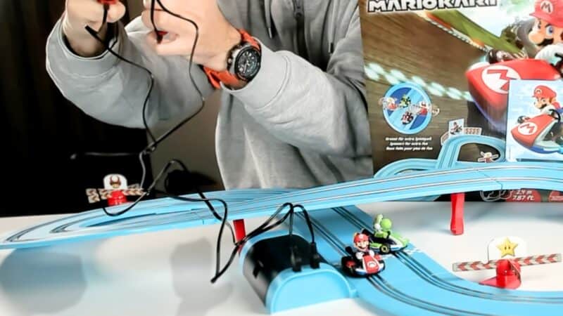 Carrera First Mario Kart joue avec des boutons poussoirs